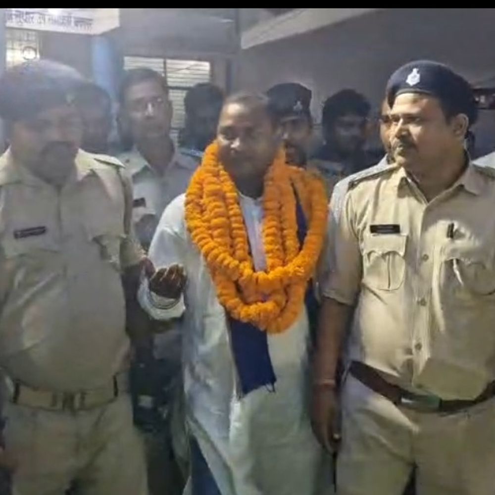 नामांकन के बाद भीम आर्मी नेता अनिल प्रधान गिरफ्तार:बक्सर में फर्जी आधार कार्ड बनवाने, धोखाधड़ी मामले में कार्रवाई, समर्थकों ने पुलिस के खिलाफ की नारेबाजी