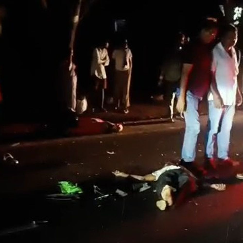 कार ने स्कूटी में मारी टक्कर, दो की मौत:स्कूटी सवार एक गंभीर रूप से जख्मी, झारो गांव में मेला देखकर लौट रहे थे तीनों