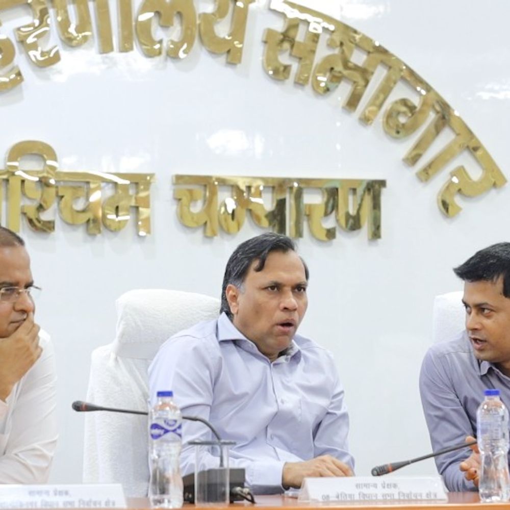 बेतिया में ईवीएम-वीवीपैट का द्वितीय रैंडमाइजेशन संपन्न:बिहार विधानसभा चुनाव 2025 के लिए, प्रेक्षकों की मौजूदगी में हुई प्रक्रिया