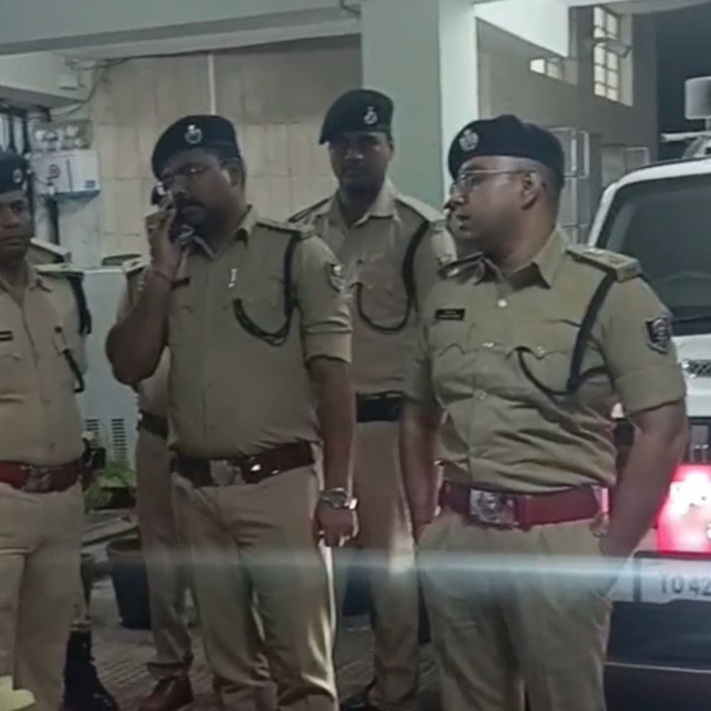 बेतिया में छठ-चुनाव से पहले 22 गिरफ्तार:अवैध शराब और सोना-चांदी जब्त, असामाजिक तत्वों पर सख्त निगरानी