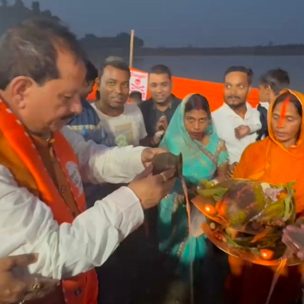 डिप्टी सीएम विजय सिन्हा ने दिया अर्घ्य:लखीसराय में महापर्व छठ की संध्या सुख-समृद्धि की कामना की