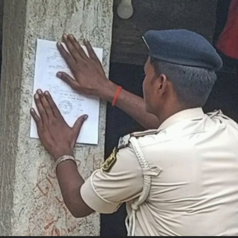 महेशखुट में 9 फरार वारंटियों के घर नोटिस:कोर्ट के निर्देश पर पुलिस की कार्रवाई, गिरफ्तारी न होने पर कुर्की होगी