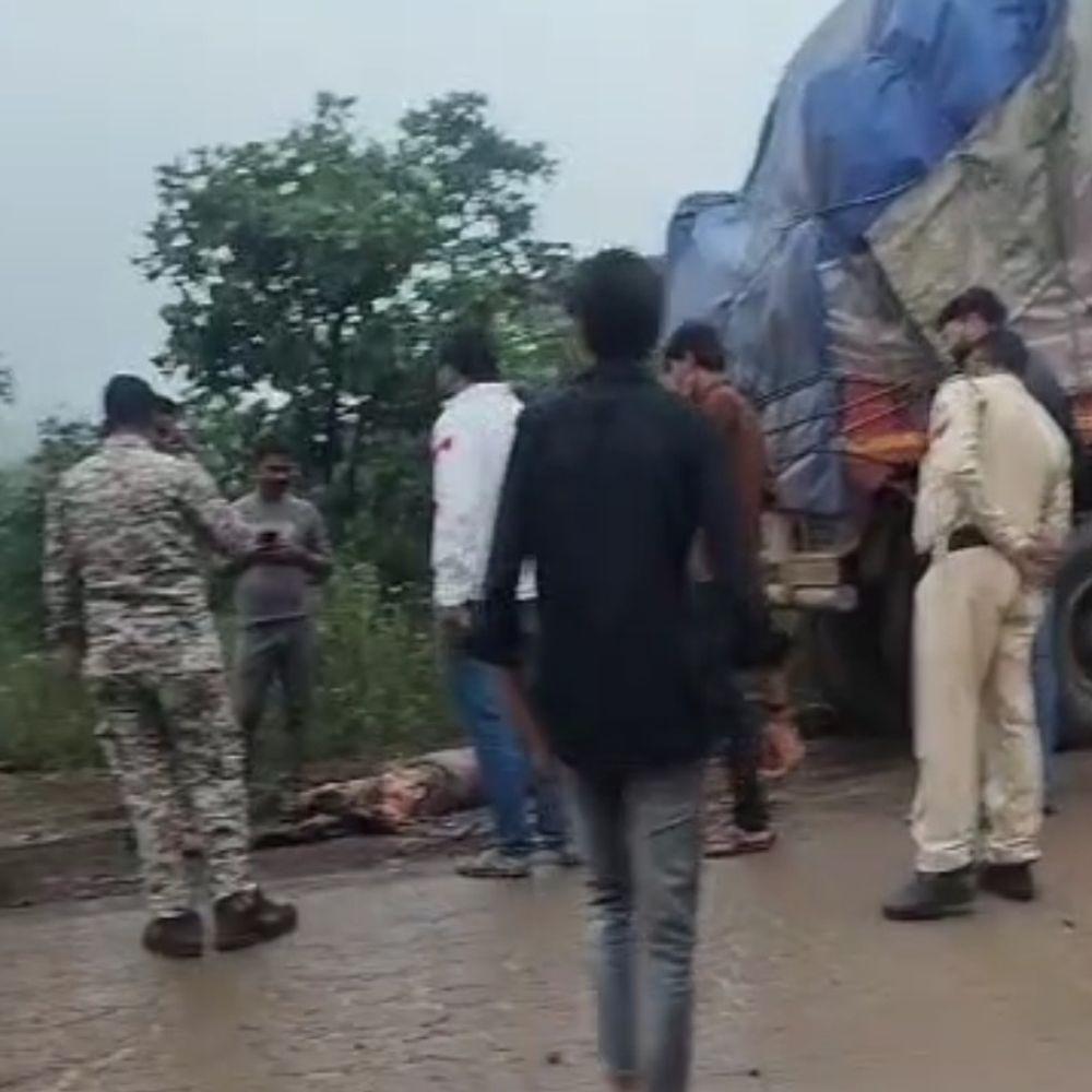 ट्रक ने बाइक को टक्कर मारी, चालक की मौत:सतना-चित्रकूट हाईवे पर हैवी व्हिकल छोड़कर भागा ड्राइवर