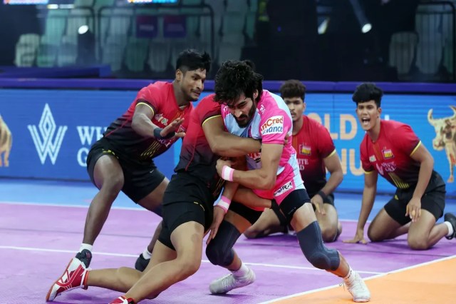 PKL 2025: डिफेंस के दम पर बेंगलुरू बुल्स ने जयपुर पिंक पैंथर्स को 21 अंक के अंतर से हराया