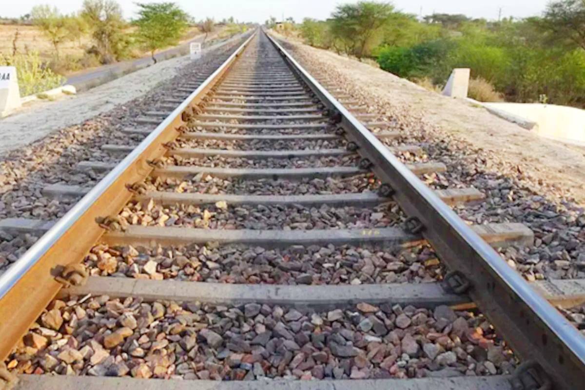 नौकरी ज्वाइन करके घर लौट रहा था युवक, ‘मौत’ बनकर आई ट्रेन…