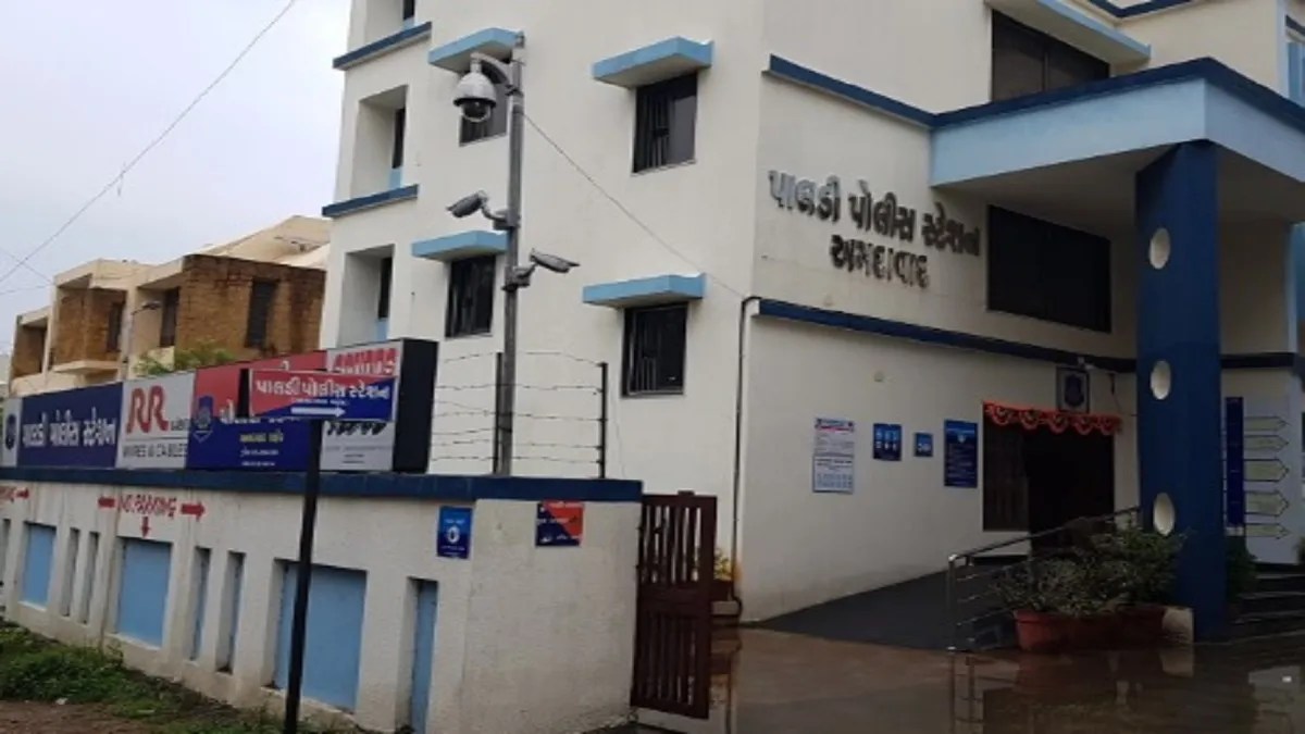 Ahmedabad: पटाखे फोड़ने को लेकर हुए झगड़े में युवक की हत्या, 11 आरोपी गिरफ्तार