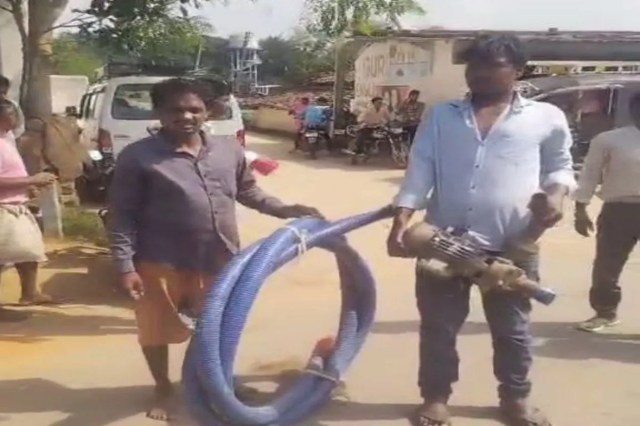 Thieves rally: Video: चोरी का सामान हाथ में पकड़वाकर 2 युवकों का गांव में निकाला जुलूस, माइक में कराया अनाउंस, वीडियो वायरल