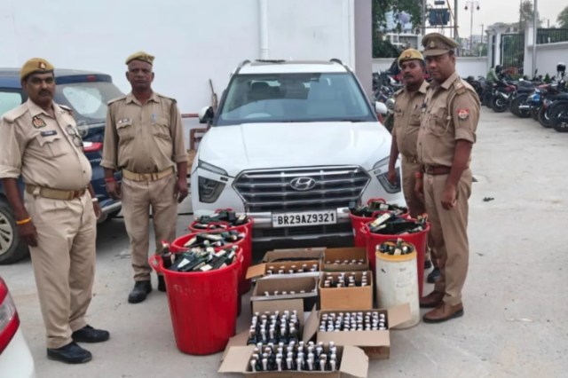 गोरखपुर के रास्ते बिहार जा रही शराब की बड़ी खेप बरामद, नाकेबंदी देख क्रेटा SUV छोड़ भागे बदमाश… क्रेटा भी चोरी की निकली
