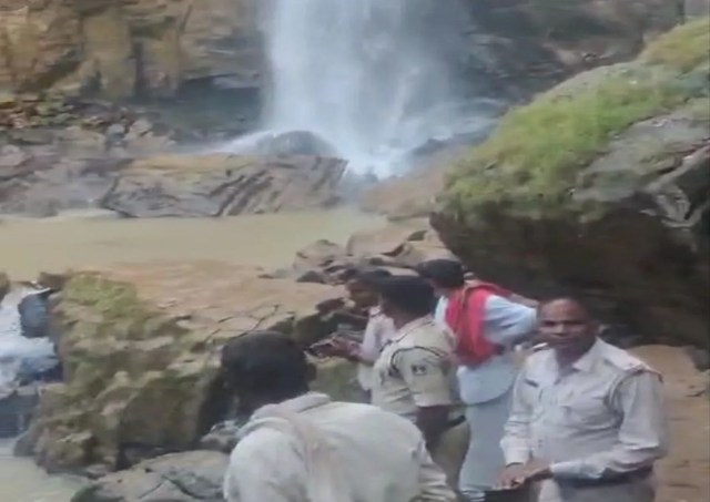 Waterfall incident: Video: मैनपाट के टाइगर प्वाइंट वाटरफॉल में फिसलकर गिरा युवक, चट्टानों से टकराकर हुई मौत
