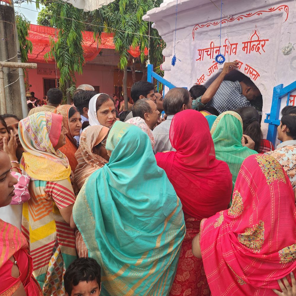 संभल के वंशगोपाल तीर्थ पर फैरी मेला लगा:श्रद्धालुओं ने कुंड में स्नान कर की पूजा, झूले-दुकानें भी लगीं