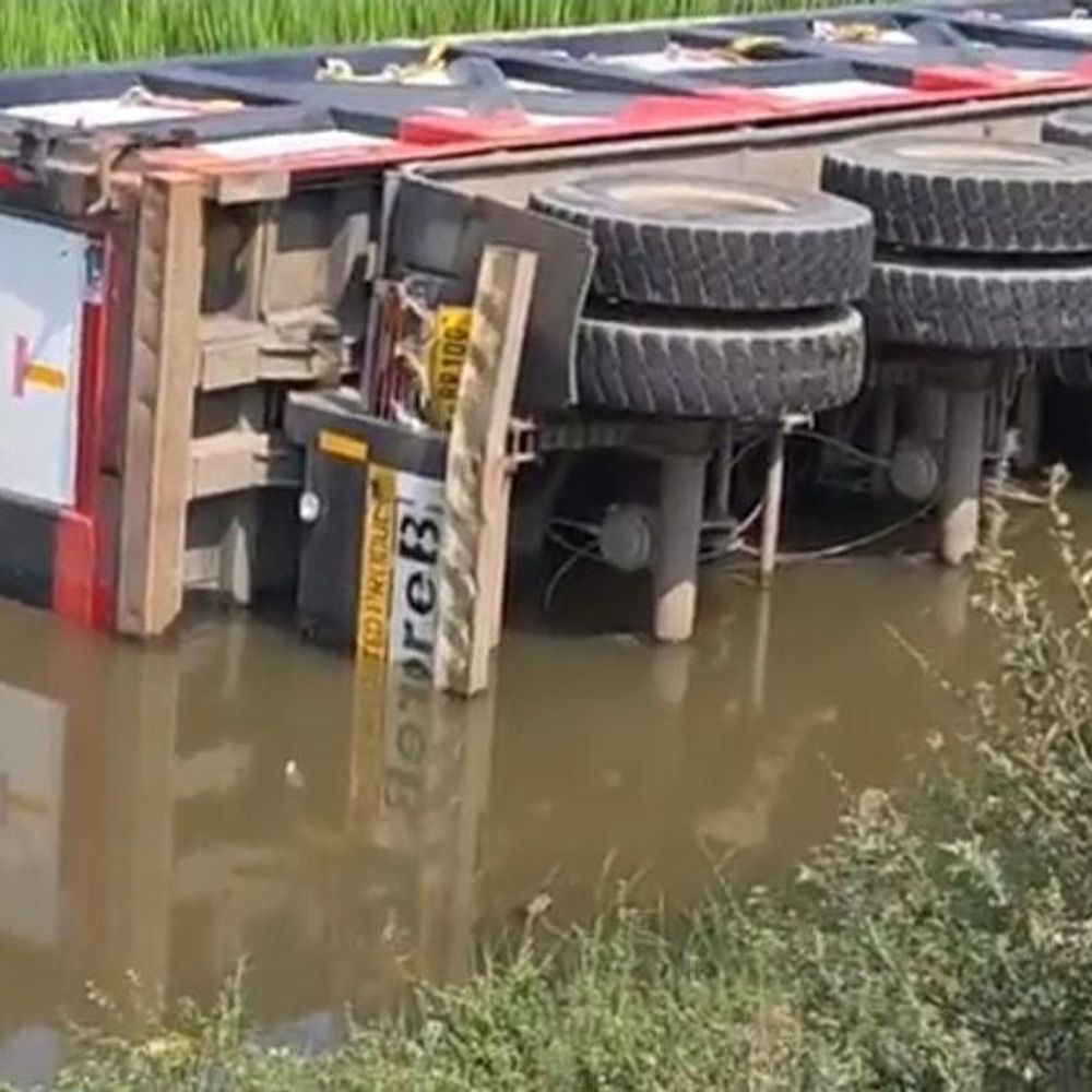 सन्हौला में तेज रफ्तार ट्रक हादसे का शिकार:गड्ढे में पलटा, चालक-खलासी सुरक्षित; क्रेन से निकाला गया