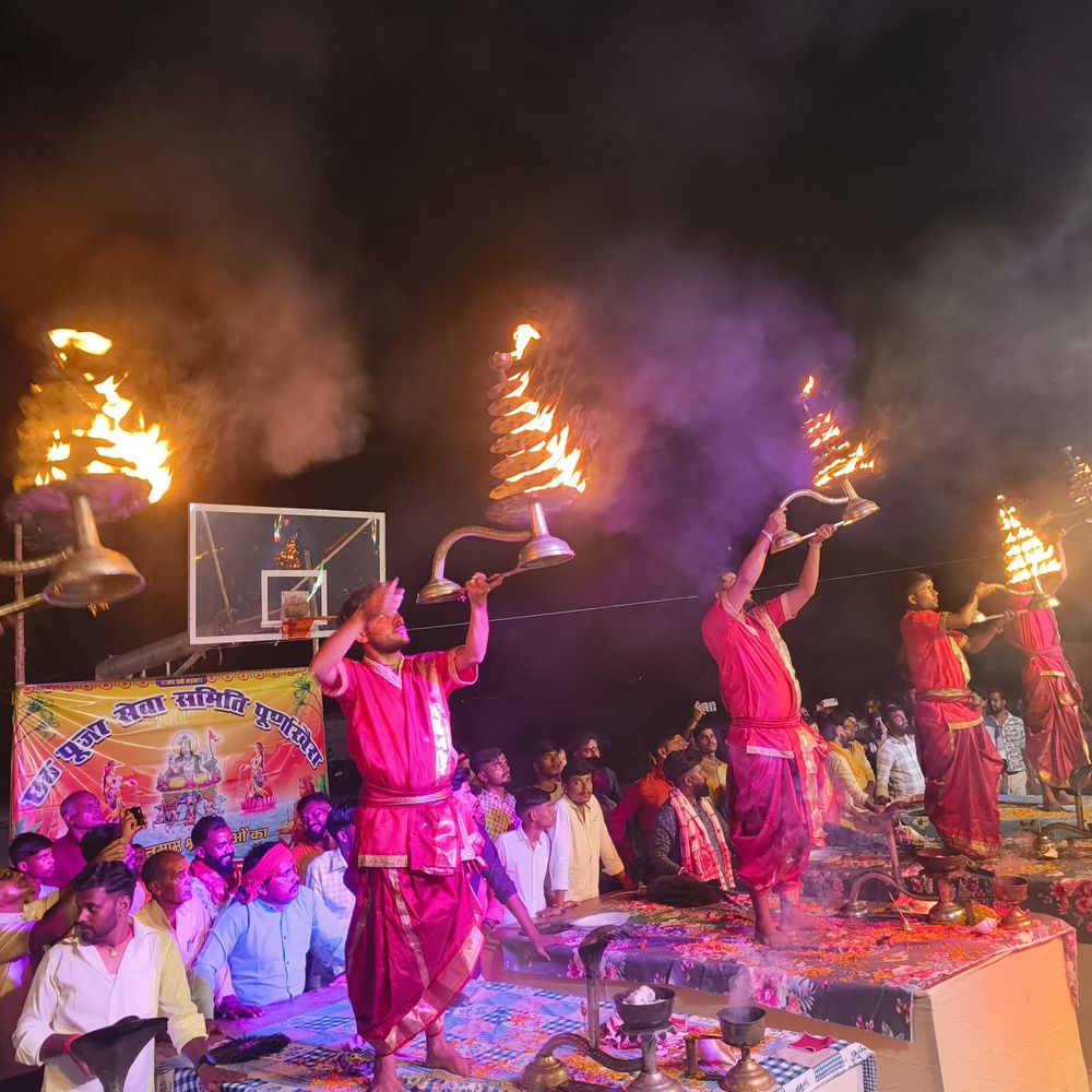 पूर्णाखैरा छठ घाट पर गंगा आरती:संध्या अर्घ्य के दिन बनारस के पंडितों ने आरती संपन्न कराई