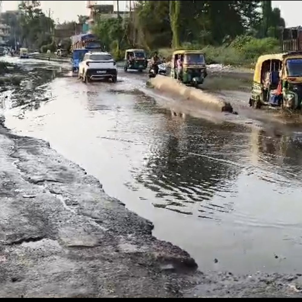 फतुहा में जेठुली के पास SH-106 बदहाल:डेढ़ साल से राहगीर परेशान, गड्ढों में भरा पानी, रास्ता जगह-जगह खराब