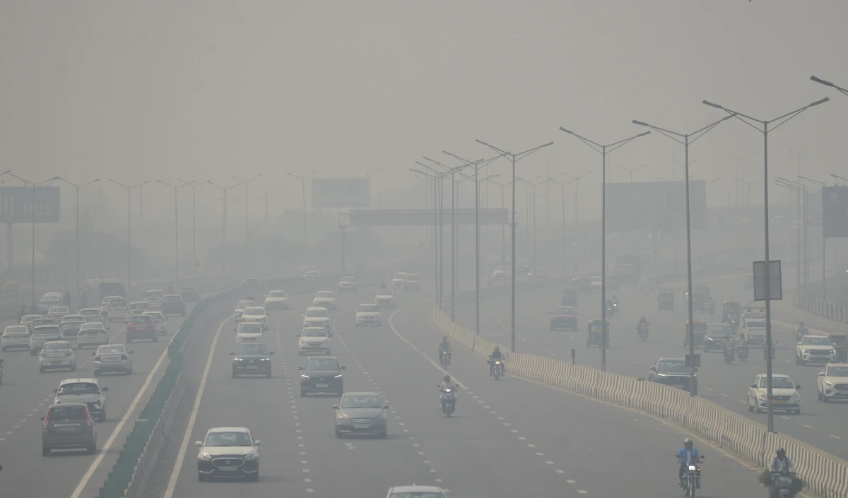 दिल्ली में धुंध और ‘स्मॉग’ की चादर, वायु गुणवत्ता गंभीर  स्तर के करीब पहुंची