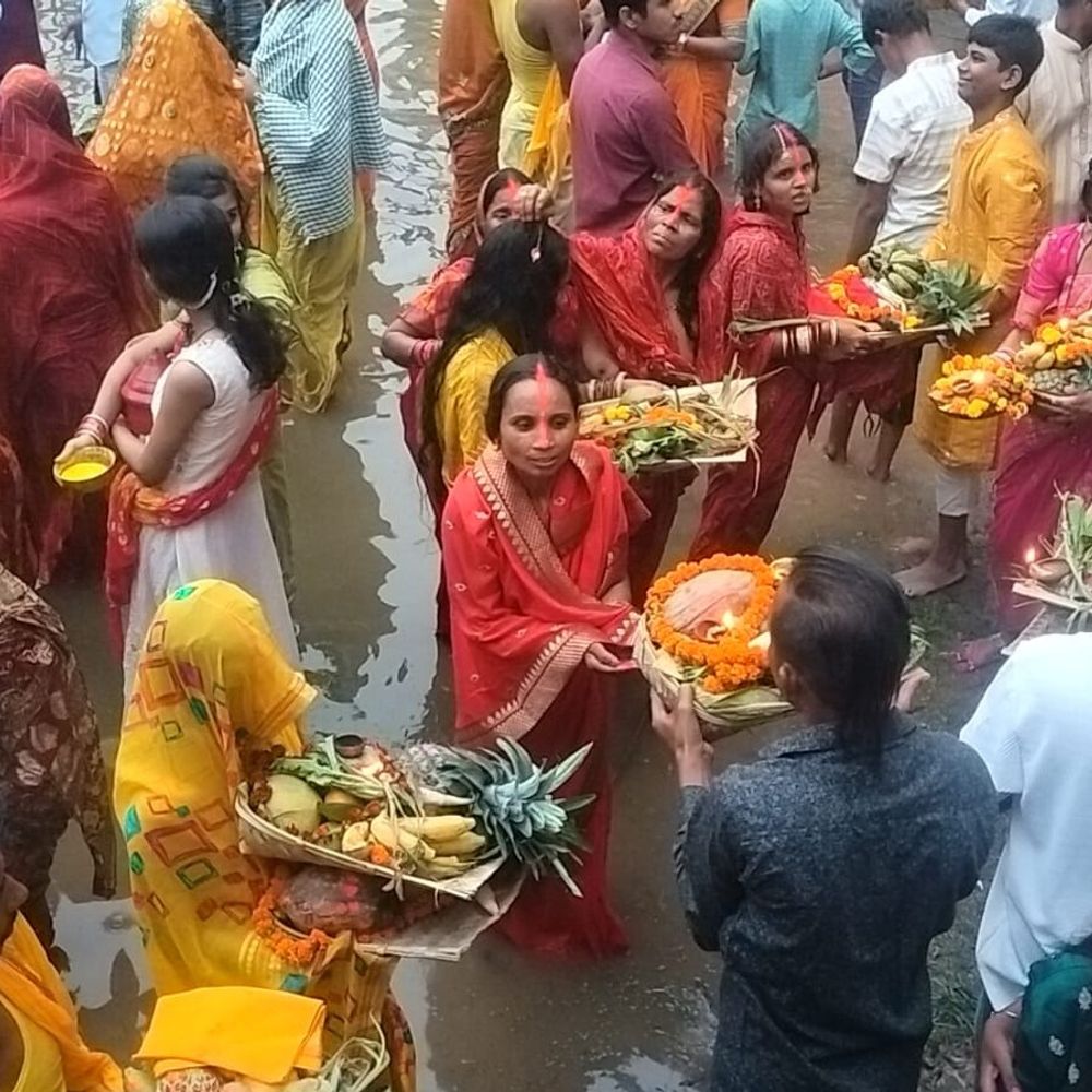 अस्ताचलगामी सूर्य को अर्घ्य अर्पित:गोगरी सहित आसपास के घाटों पर सोमवार शाम हुई पूजा