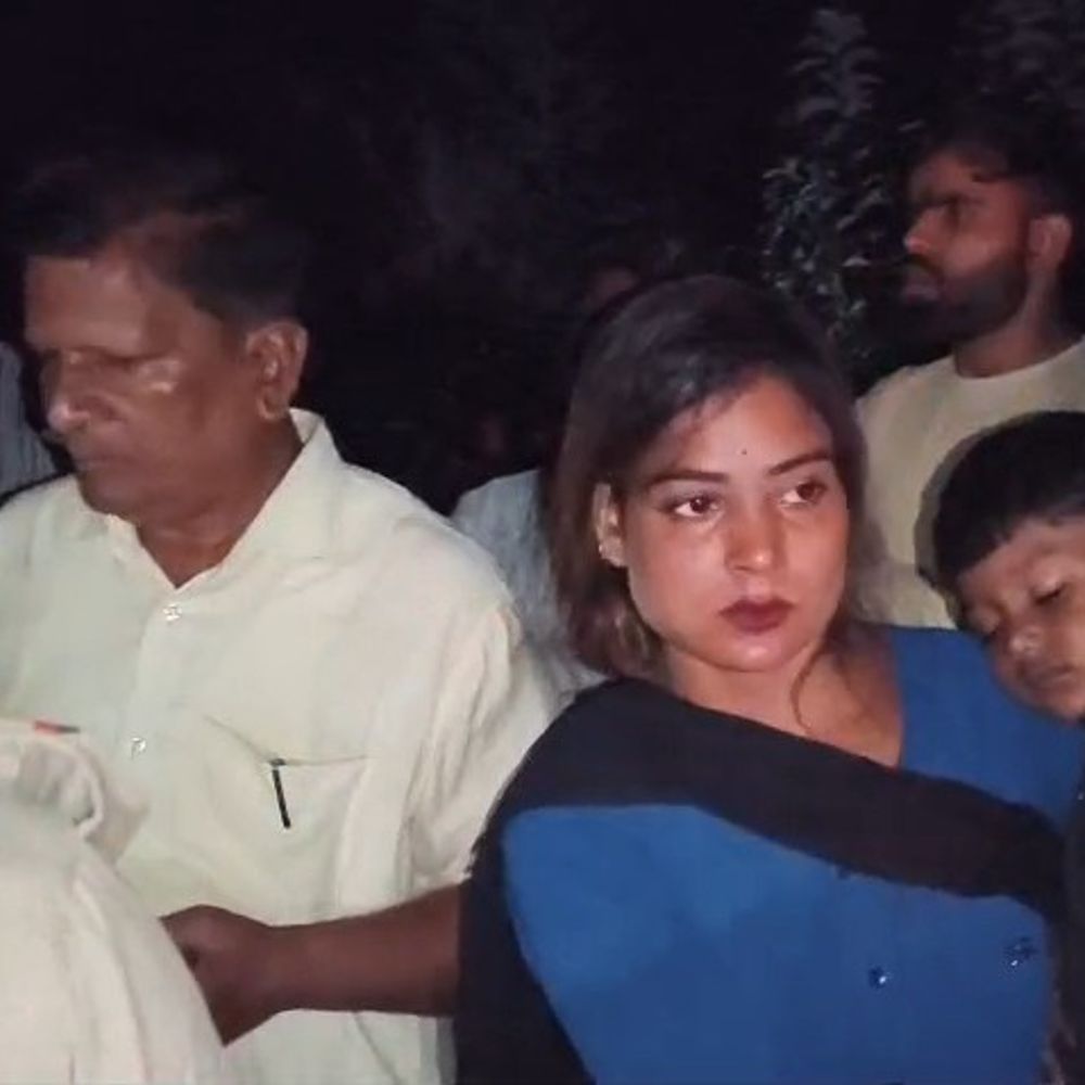 डांसरों को असलहा दिखाकर लाखों के जेवर लूटे:सीतापुर में रोड पर डाल गिराकर गाड़ी रुकवाई, बुकिंग पर कार से जा रही थीं लड़कियां