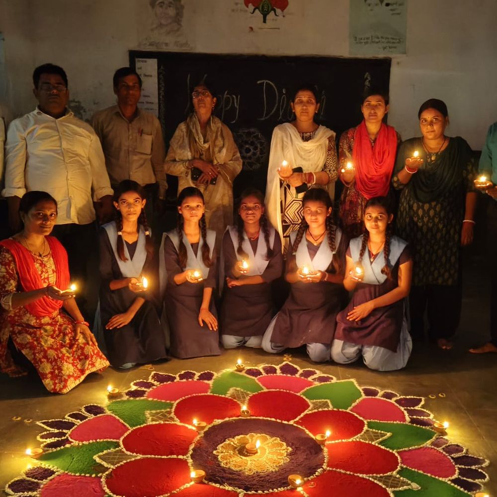 जगदीशपुर के विद्यालयों में दीपोत्सव मनाया गया:’तमसो मा ज्योतिर्गमय’ के आदर्श वाक्य के साथ अंधकार से प्रकाश की ओर बढ़ने का संदेश