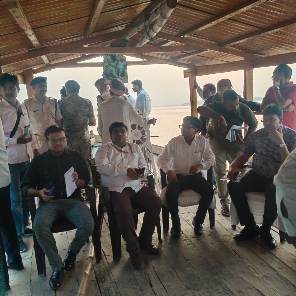 बक्सर DM ने छठ घाटों का लिया जायजा:खतरनाक घाट पर विशेष सावधानी बरतने की अपील, कहा-साफ सफाई का भी रखें ध्यान