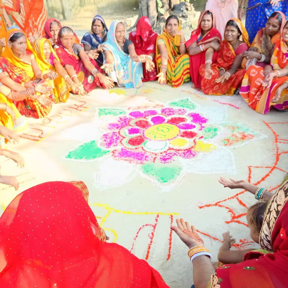 मधुबनी में जीविका दीदियों ने चलाया मतदाता जागरूकता अभियान:रंगोली से दिया मतदान के महत्व का संदेश