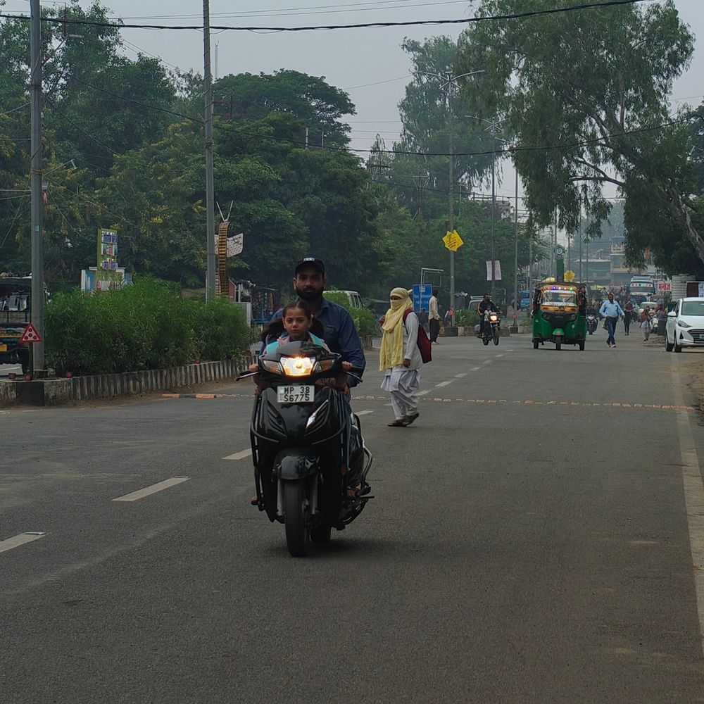 3 सिस्टम का असर, 5 दिन से मौसम में बदलाव:रायसेन में पारा 6 डिग्री लुढ़का, कोहरे के बीच तिरपाल लेकर मंडी पहुंचे किसान