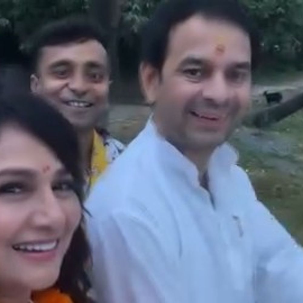 भोजपुरी अभिनेत्री पाखी हेगड़े ने किया तेज प्रताप का प्रचार:महुआ में जनसभा और रोड शो कर मांगा समर्थन, पंचायतों का किया दौरा