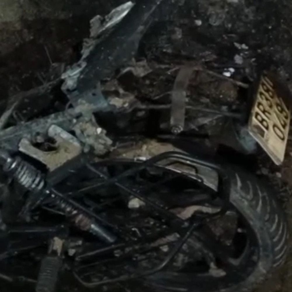 अररिया में चलती बाइक में लगी आग:चालक ने कूदकर बचाई जान, गाड़ी जलकर राख