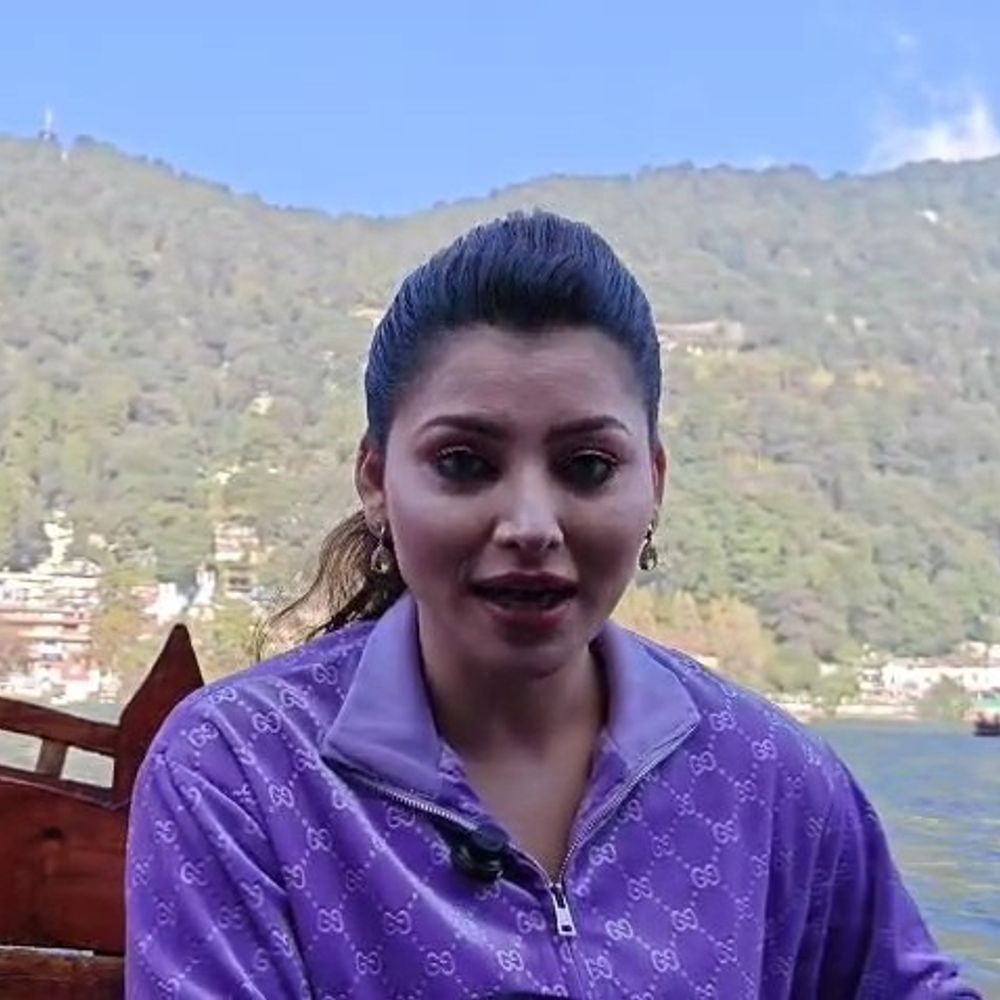 नैनीताल पहुंची उर्वशी रौतेला, फैंस संग खिचवाई सेल्फी:बोलीं- ये मेरा नौनिहाल है, यहां से बचपन की कई यादें जुड़ीं हैं