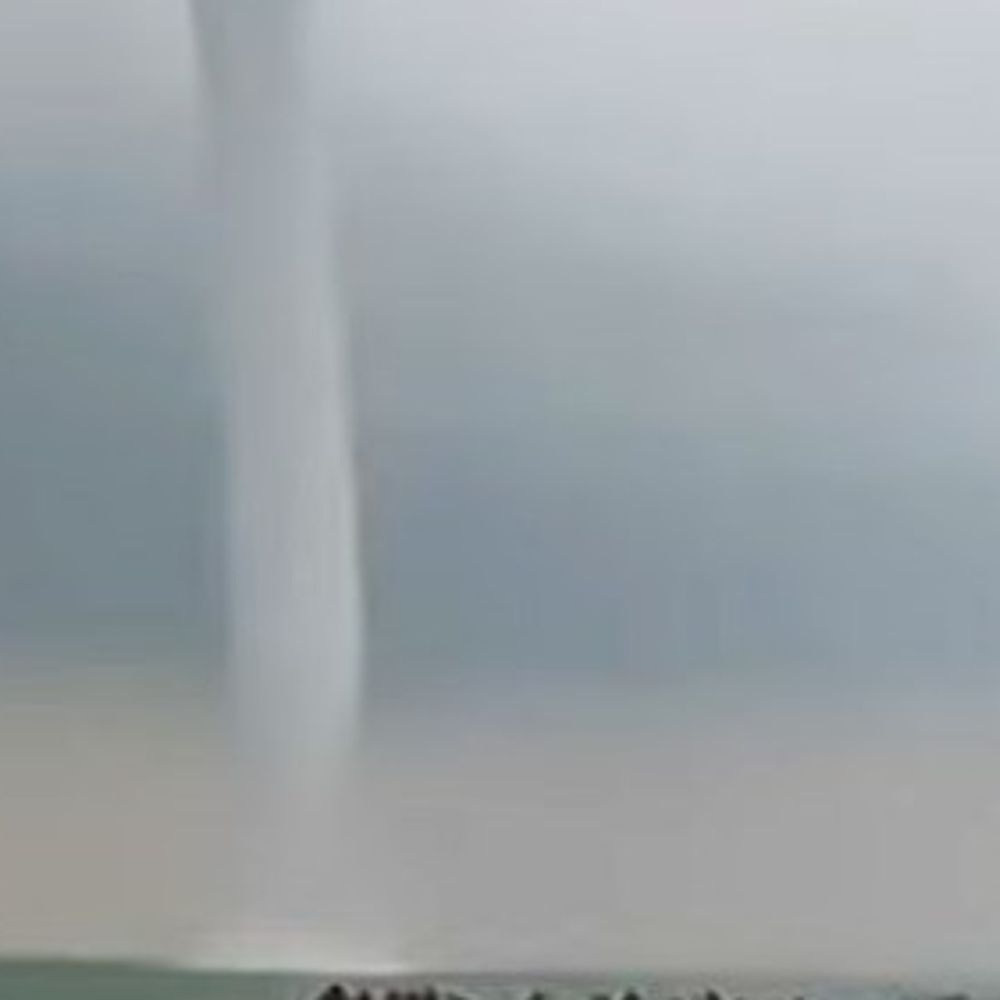 ओडिशा की चिल्का झील में दिखा आसमान छूता बवंडर, VIDEO:टूरिस्ट घबराकर भागे; इससे पहले 2018-19 में भी टॉरनेडो दिखाई दिए