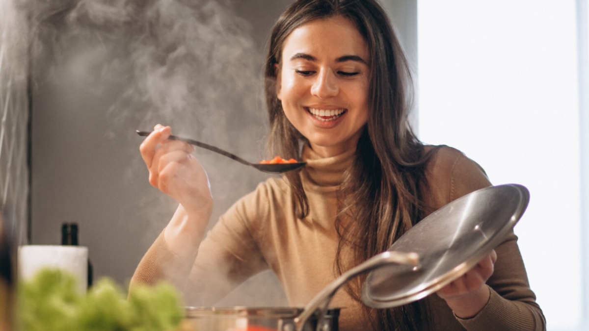 समय बचाना है और हेल्दी भी खाना है? तो कुकिंग के दौरान जरूर ट्राई करके देखें ये बेहद आसान हैक्स