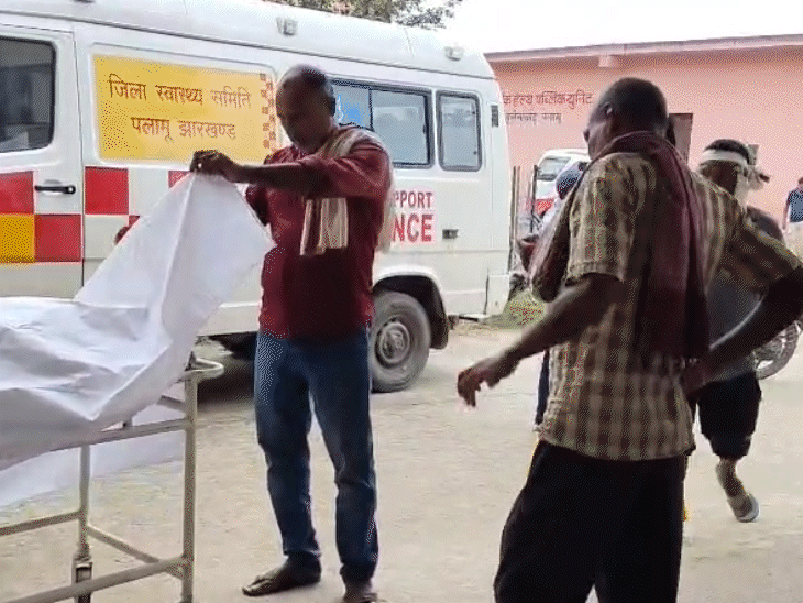 पलामू में चलती बाइक पर पेड़ गिरा, चालक की मौत:जपला रेलवे स्टेशन जाते समय हुआ हादसा, माता-पिता गंभीर रूप से घायल