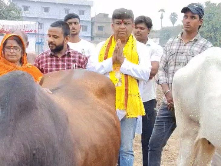 आरा जन सुराज प्रत्याशी डॉ. विजय गुप्ता का जनसंपर्क:गोपाष्टमी पर गौशाला में किया तुला दान, बोले– गौसंरक्षण हमारी संस्कृति और संवेदना का प्रतीक