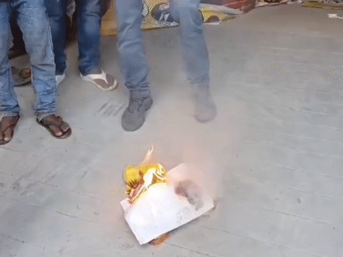 समस्तीपुर के वारिसनगर ​​​​​​​सीट से जन सुराज प्रत्याशी का विरोध:कार्यालय में तोड़फोड़, बैनर-पोस्टर जलाया; कार्यकर्ताओं ने टिकट बेचने का लगाया आरोप