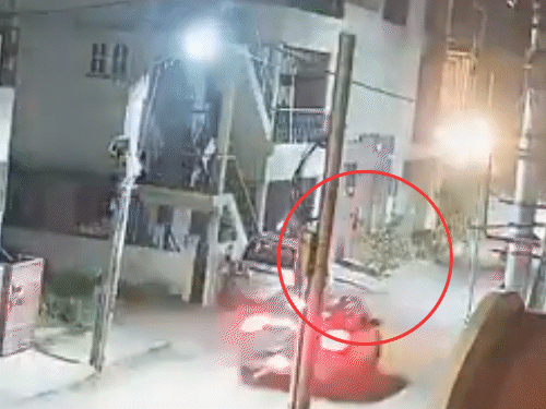 बेंगलुरु- कपल ने कार से फूड डिलीवरी एजेंट को कुचला,मौत:युवक की स्कूटी कार से भिड़ गई थी, 2 km पीछा कर टक्कर मारी