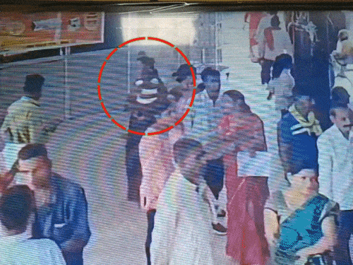 गयाजी में ANMMCH से 6 माह की बच्ची चोरी:मां डॉक्टर से चेकअप के लिए केबिन में गई थी, पिता मोबाइल में व्यस्त थे; CCCTV में वारदात कैद