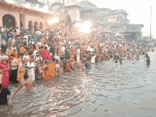 भाई को अकाल मृत्यु से बचाने के लिए यमुना स्नान:मथुरा पहुंचे 1.25 लाख श्रद्धालु, यमराज की पूजा की; भाई की लंबी आयु की प्रार्थना