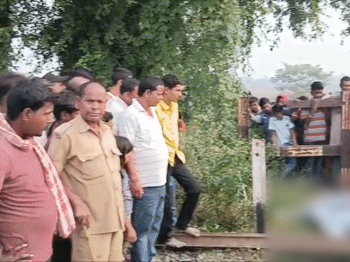 बेगूसराय में रेलवे ट्रैक पर मिली लड़के की लाश:सिर पर है गंभीर जख्म;जेब में मिला गांजा,परिजनों बोले-हुई हत्या
