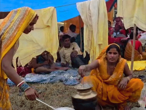 देव में 2 लाख से अधिक व्रतियों ने किया खरना:36 घंटे का निर्जला उपवास शुरू, 10 लाख से अधिक श्रद्धालुओं के पहुंचने की उम्मीद, प्रशासन अलर्ट