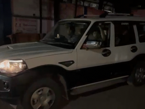 गिरिडीह में मुंबई पुलिस ने की कार्रवाई:मुंबई में शराब दुकान से लाखों की चोरी कर भागे दो आरोपी, साथ ले गई पुलिस