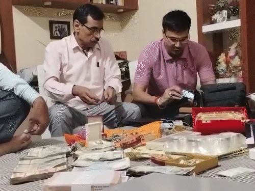 पटना में इंजीनियर के घर रेड, 7.56 लाख कैश मिले:सोने-चांदी के गहने भी जब्त; 5 बैंक अकाउंट, एक लॉकर की जांच जारी