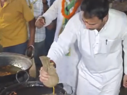 गयाजी में रास्ते में रुक कर तेजप्रताप ने छानी जलेबी:वजीरगंज विधानसभा से उतारा प्रत्याशी, कहा- दूसरा लालू यादव बनने से रोकने की साजिश हुई