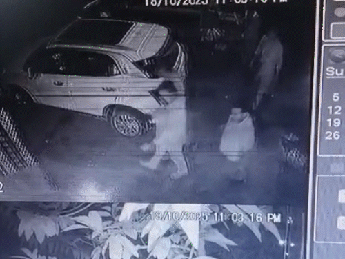 रायपुर पुलिस ने कारोबारी की कार से 2 लाख उड़ाए,VIDEO:दुर्ग में पीछा कर घर पहुंचे, तलाशी के बहाने निकाले रुपए; एक आरक्षक सस्पेंड