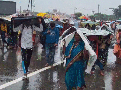 अयोध्या में 10 लाख श्रद्धालु, घाटों पर जगह नहीं:बारिश में 42 किमी की परिक्रमा; मिट्‌टी माथे पर लगा रहे