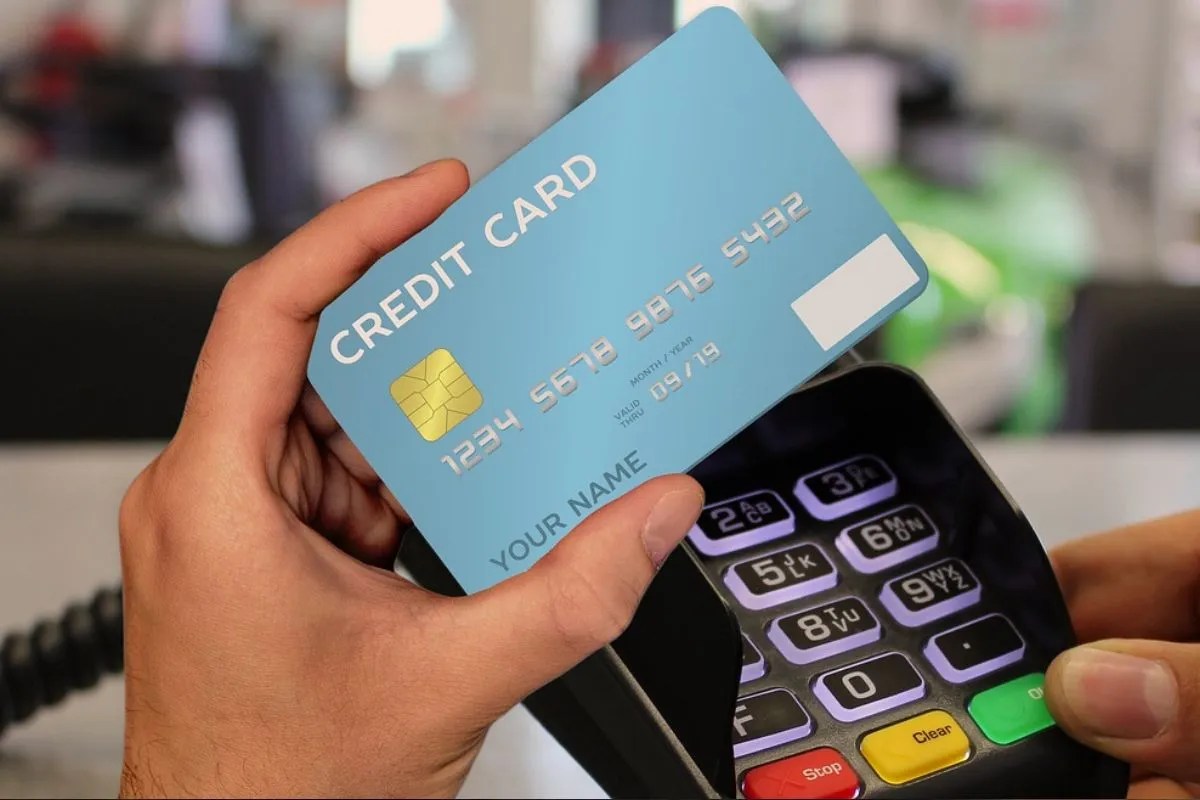 Credit Card Tips: अगर आपके साथ भी हो रहा ऐसा तो तुरंत बंद कर दें क्रेडिट कार्ड का इस्तेमाल, वरना पड़ जाएगा पछताना