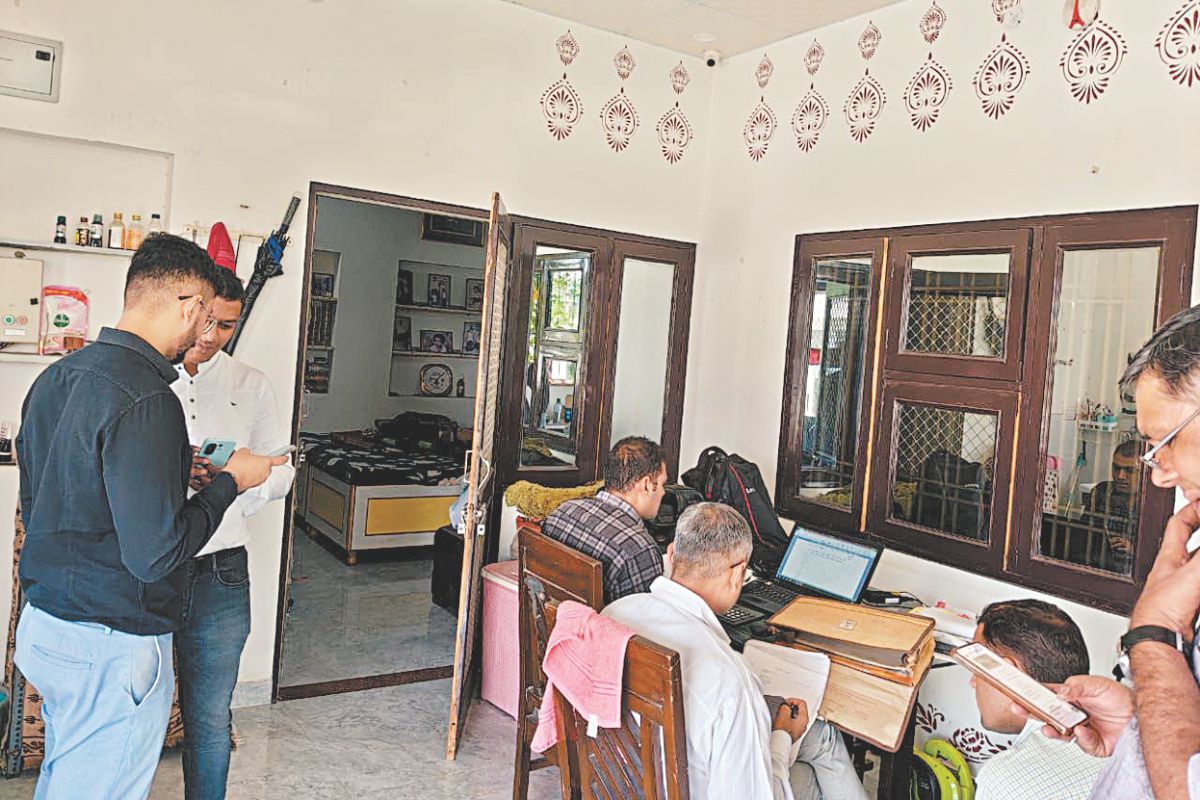 Rajasthan: इंजीनियर ने बनाए फार्महाउस, पटवारी ने बाथरूम में छिपाई घूस, ACB की छापेमारी से उजागर हुई भ्रष्टाचार की काली कमाई