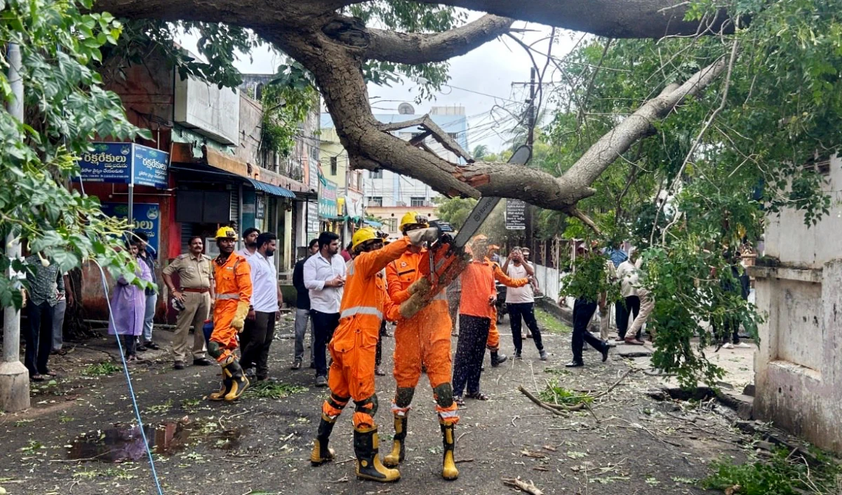 Cyclone Montha | चक्रवाती तूफान मोंथा का तांडव, आंध्र प्रदेश-ओडिशा में 1 की मौत, हजारों हेक्टेयर फसलें तबाह