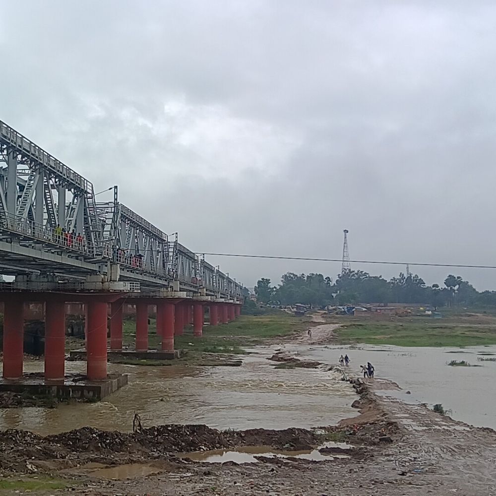 लखीसराय में किउल नदी का संपर्क मार्ग टूटा:लगातार बारिश से बढ़ी मुश्किलें, लोगों को अब 7 किमी घूमकर जाना होगा