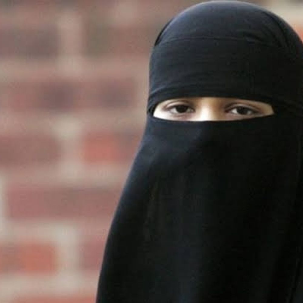 केरल के स्कूल में 8वीं की स्टूडेंट हिजाब पहनकर आई:गेट पर रोका तो हंगामा; विवाद बढ़ने पर मैनेजमेंट ने 2 दिन की छुट्टी घोषित की