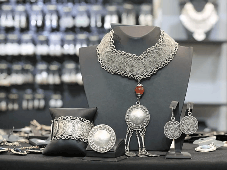 चांदी पहली बार ₹1.62 लाख पार, इस साल ₹76,126 महंगी:इंडस्ट्रियल डिमांड का असर; सोना ₹1,784 सस्ता होकर ₹1.20 लाख/10 ग्राम पर आया