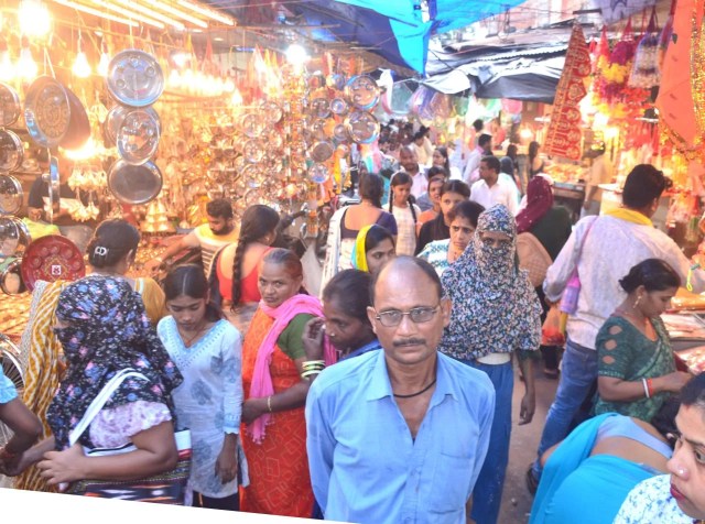 Diwali: दीपोत्सव पर शहर के बाजारों में रौनक, लोगों की बढ़ी भीड़