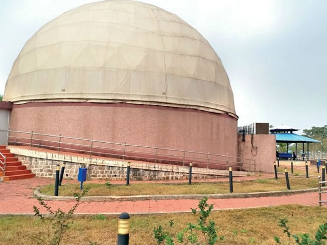 Big News: जमीन पर ‘आकाश’ , गुंबदनुमा स्क्रीन फटने के बाद से 7 साल से खा रहा धूल